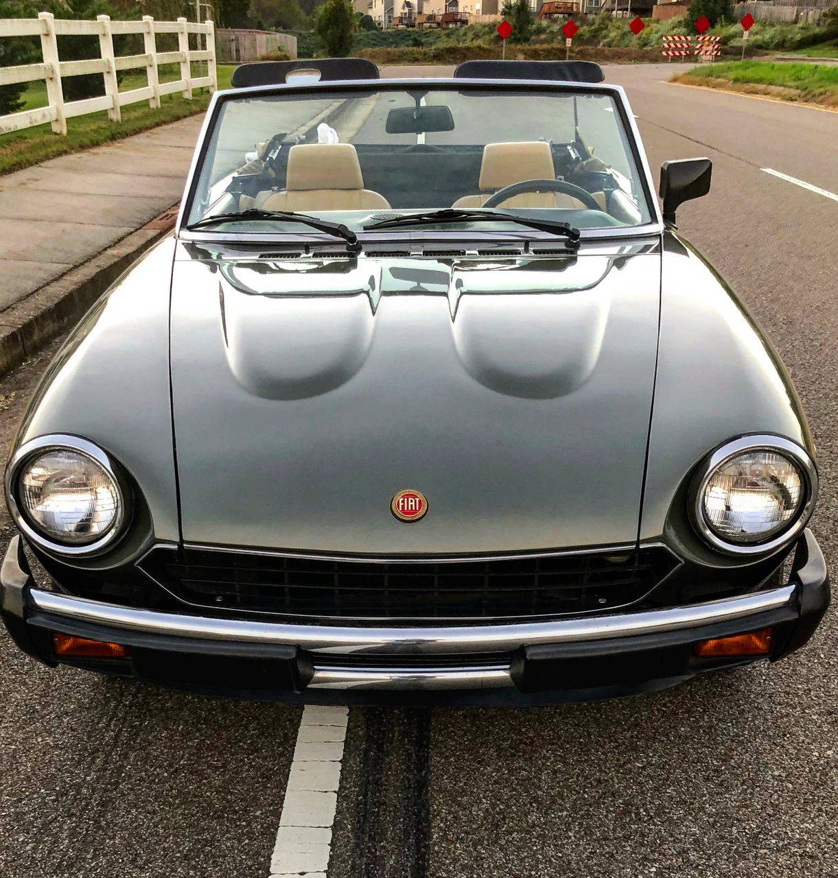Red enamel bronze wreath FIAT emblemFIAT 124 Spider - 1966-1974 (Can be fitted to all years)FIAT 124 Sport Coupe  - 1967-1972FIAT X1/9 - 1974-1982  -  Auto Ricambi, RE3-188, 4296412