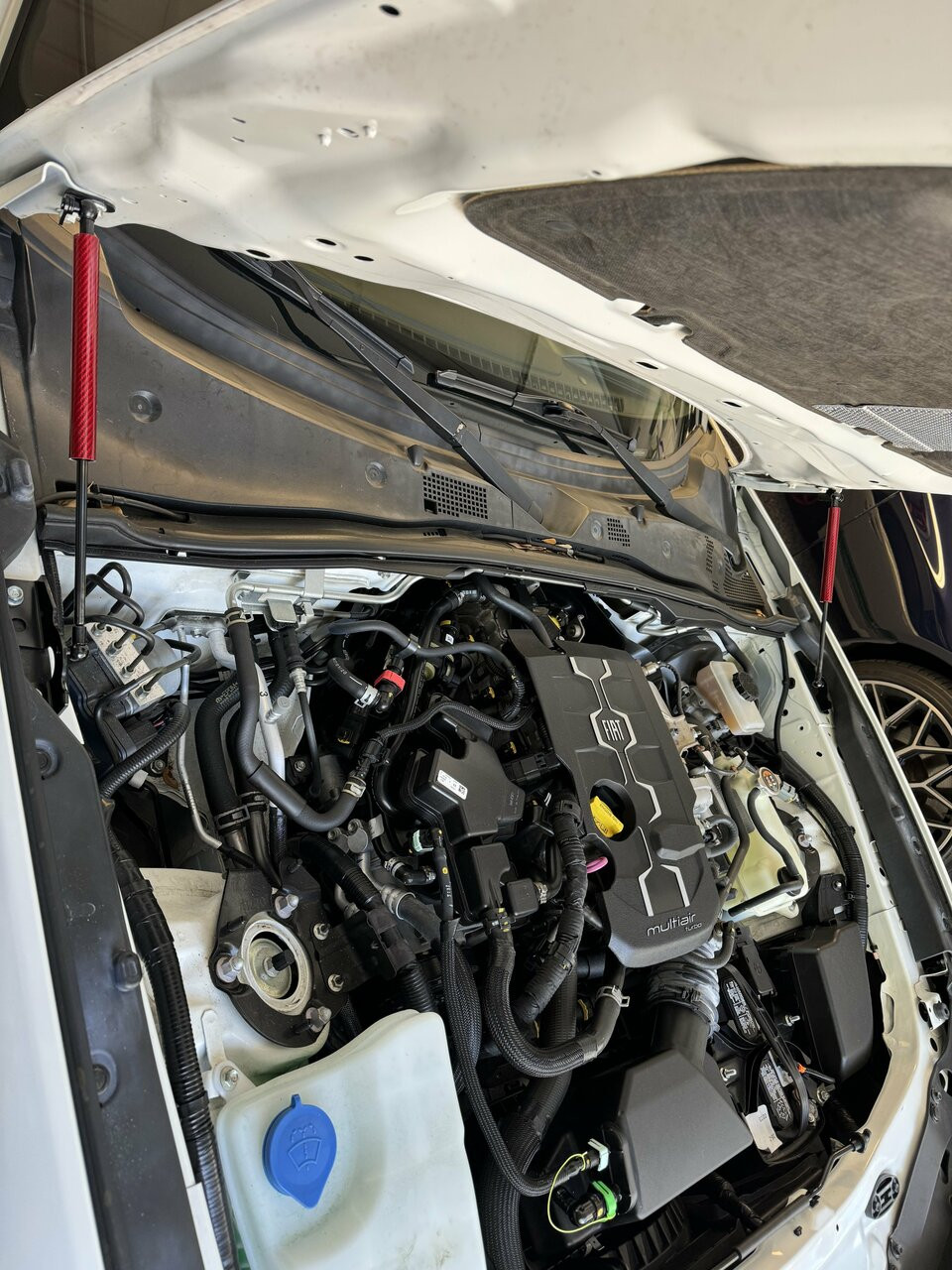 Red hood strut kit FIAT 124 Spider - 2017-2020