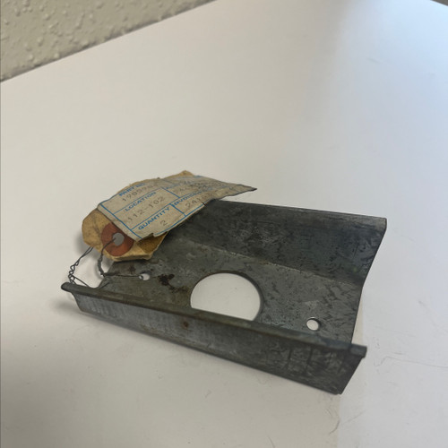 Driver (left) front side markers surround or housing mounting bracket - NOS
Fiat 124 Spider - 1971-1978
Auto Ricambi
1905984