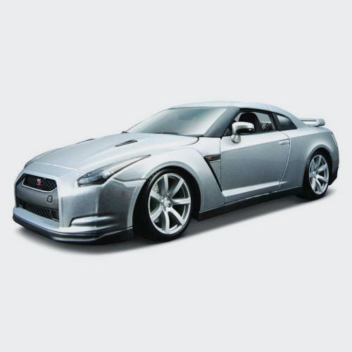 Bburago Nissan GT-R Diecast Model in 1:18 Scale