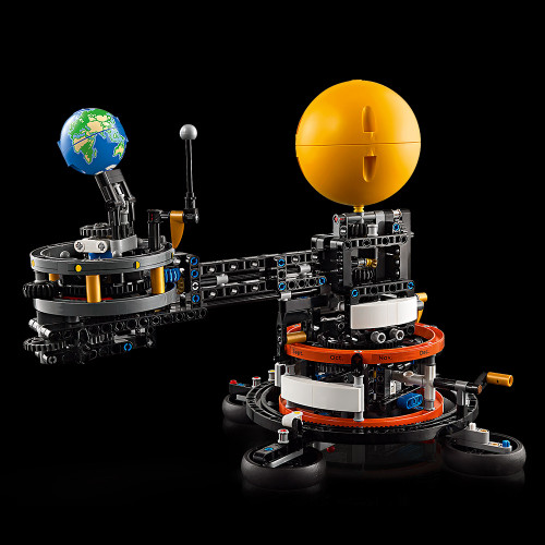 LEGO Technic: NASA Planet Earth and Moon in Orbit