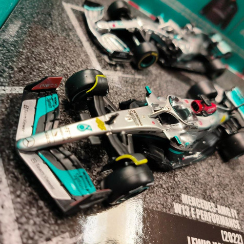 Bburago F1 British GP Lewis Hamilton 1:43 Scale Set
