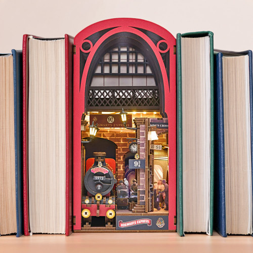 Harry Potter Tiny Adventures Hogwarts Express Book Nook Kit
