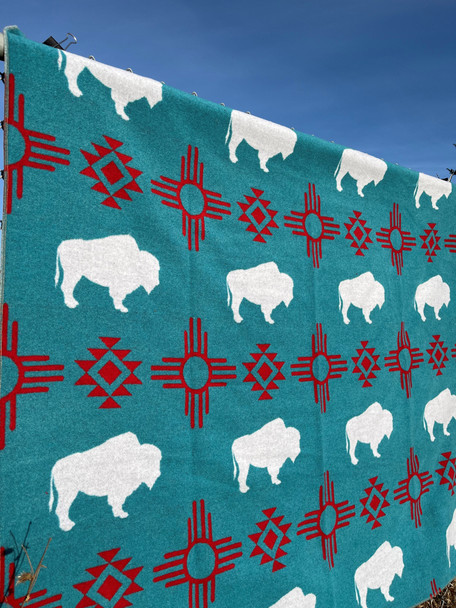 Buffalo Cross Premium Throw White Buffalo Turquoise / Red