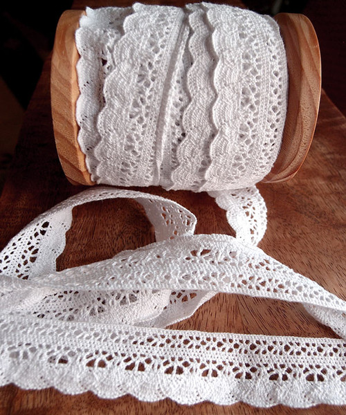 Generic Cotton Crochet Scallop Lace Embroidered Trim Clothing Decorative  Ribbon (White, 250 cm) : : Home & Kitchen