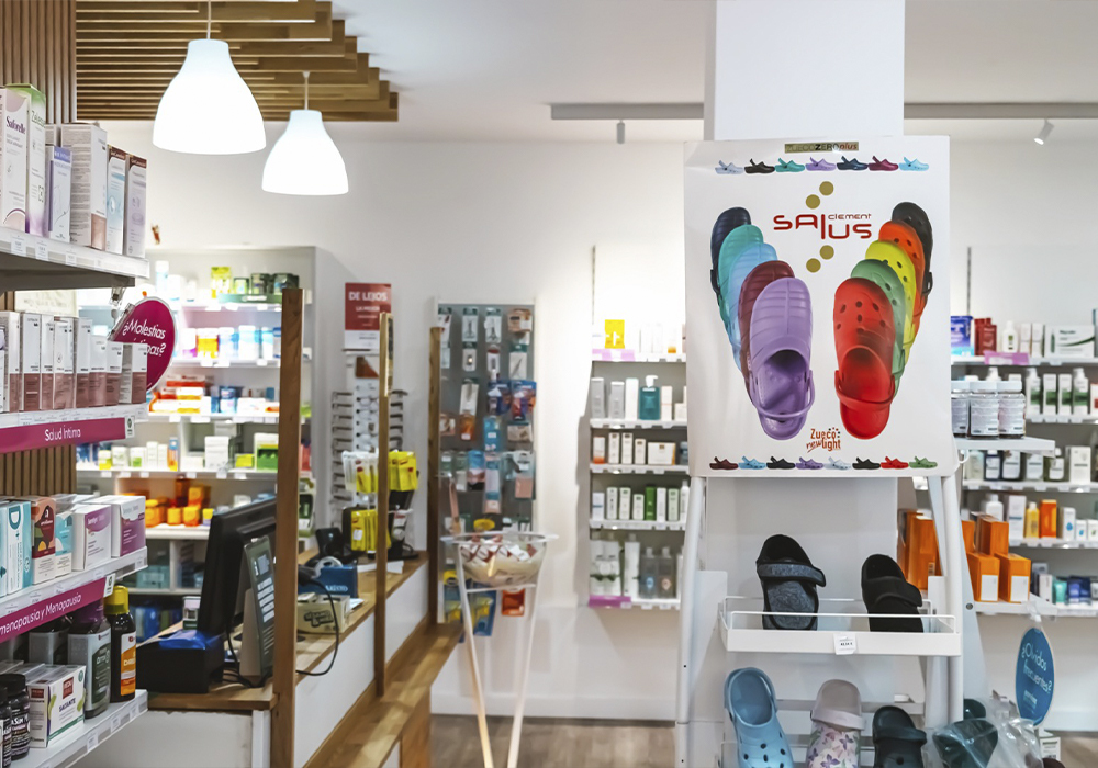 Interior de la farmacia mirna hernández en A Coruña