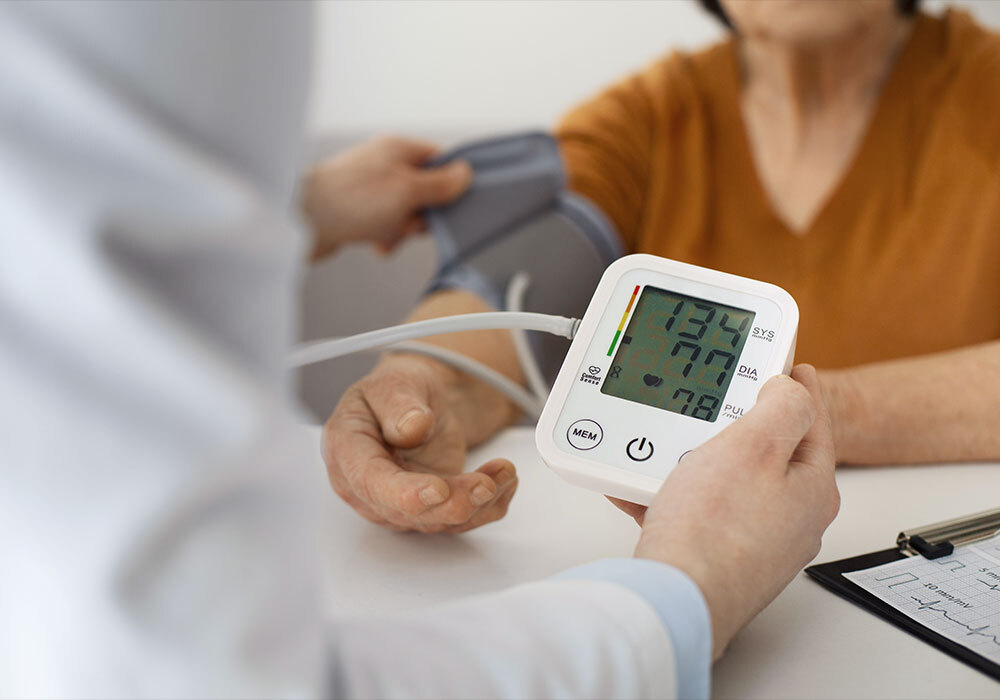 Toma de tensión arterial en Farmacia Mirna Hernández en A Coruña