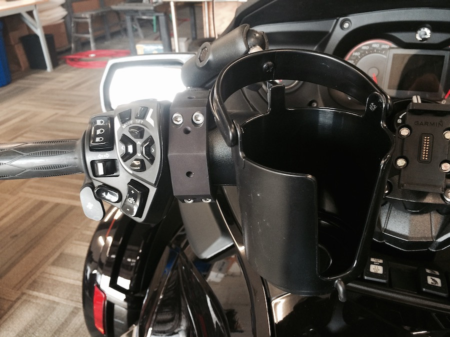 Lamonster® RT Spyder Cuff™ with Ram® Self Leveling Cup Holder (LG-1014-132BU) - Lamonster Garage
Fits All Can Am Spyder RT models
