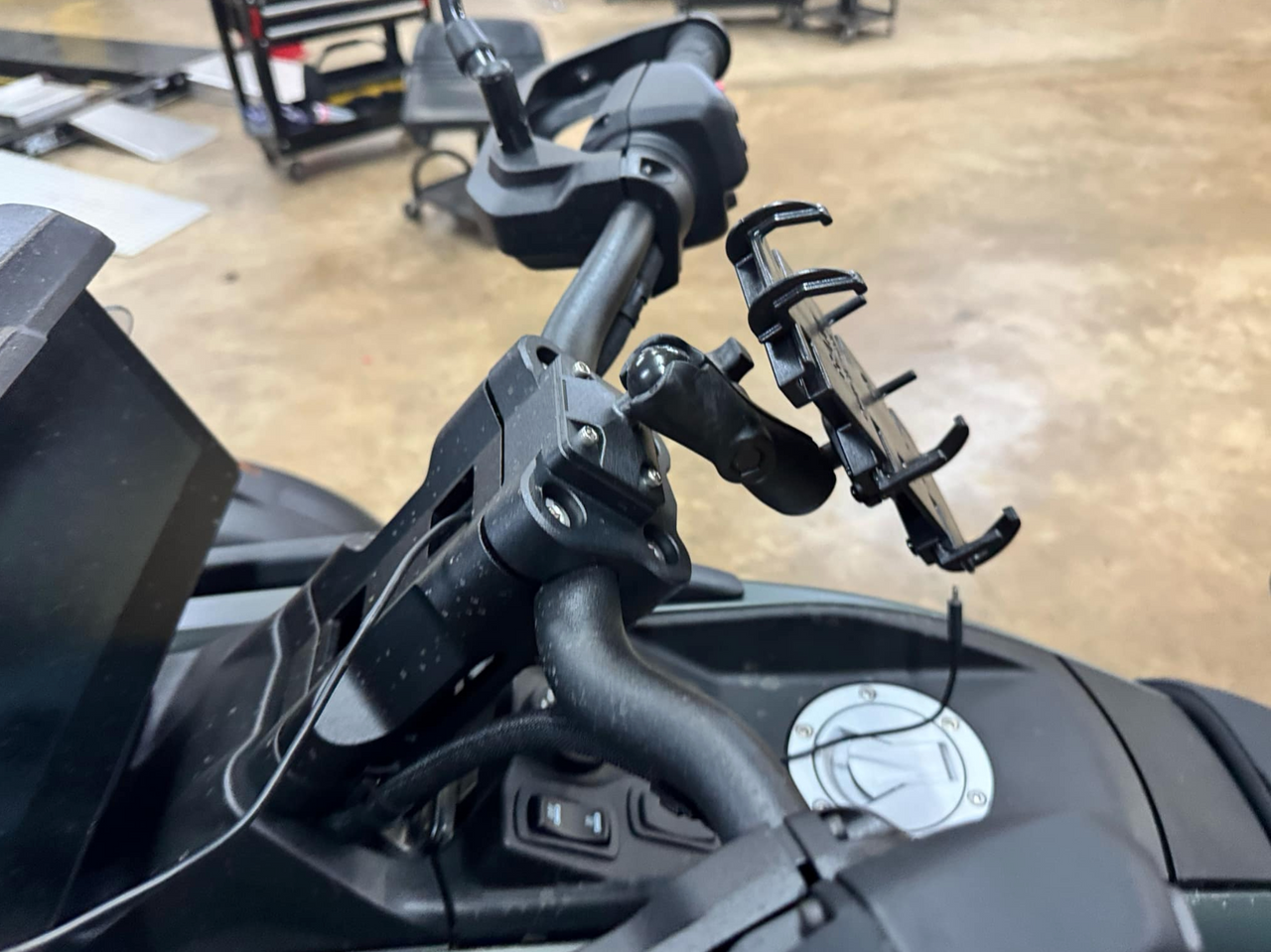 Lamonster® Canyon Bar Clamp with Large Quick Grip Phone Holder (LG-1023-PD4-CANYON) - Lamonster Garage®