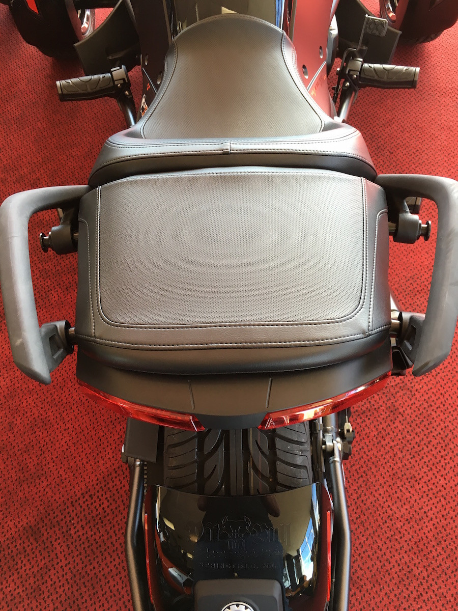Lamonster bungee buttons installed on Can-Am Spyder F3 grab rails |LG-1064 | Lamonster Garage