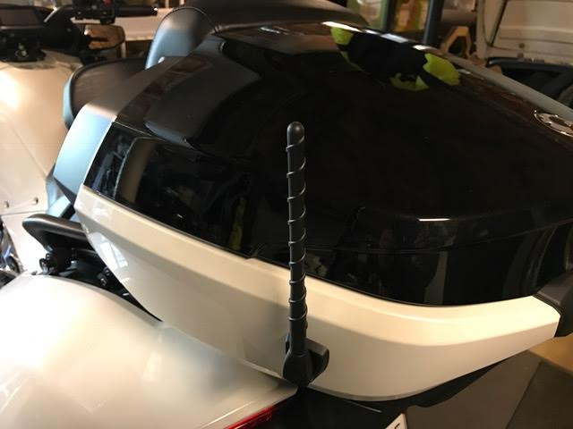 Show Chrome® Short Spiral AM/FM Antenna for Can-Am Spyder RT, F3-T & F3 Limited  41-180 | Lamonster Garage
Shown on Can Am Spyder F3-LTD with Top Case.