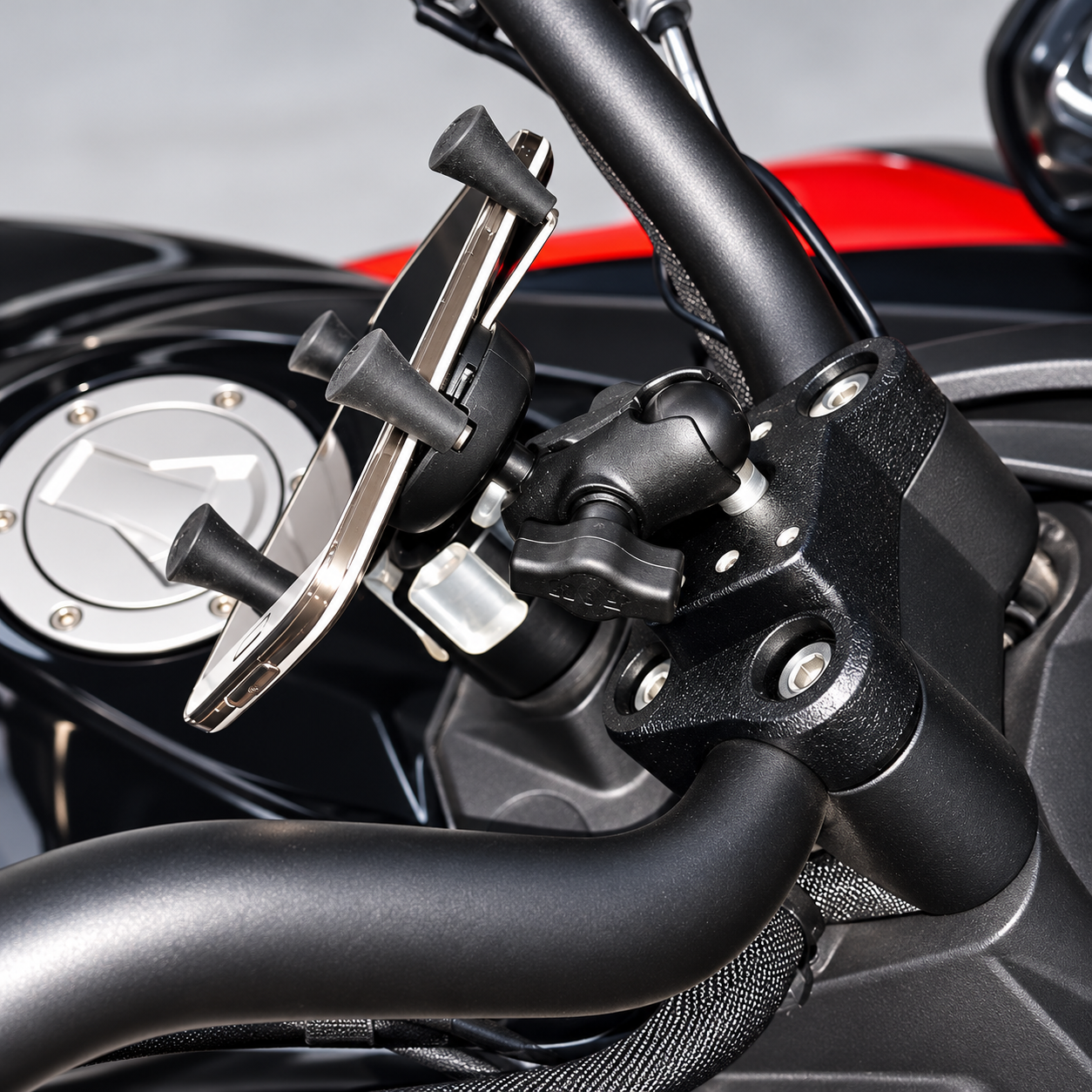Lamonster Bar Clamp with 1" RAM Ball for Can-Am Spyder F3, RT & Canyon | LG-1023 | Lamonster Garage
X-grip and Iphone Not Included