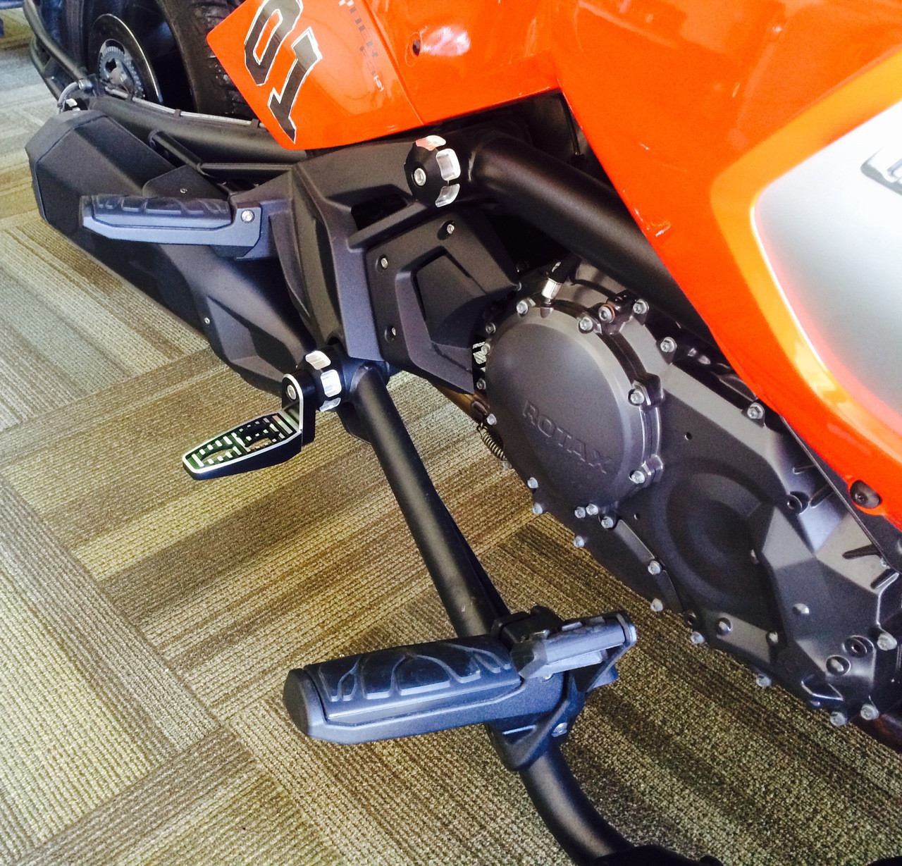 Lamonster IPS frame caps installed on Can-Am Spyder F3 with Gripper footpegs | LG-1017A-1043A-1075A | Lamonster Garage
