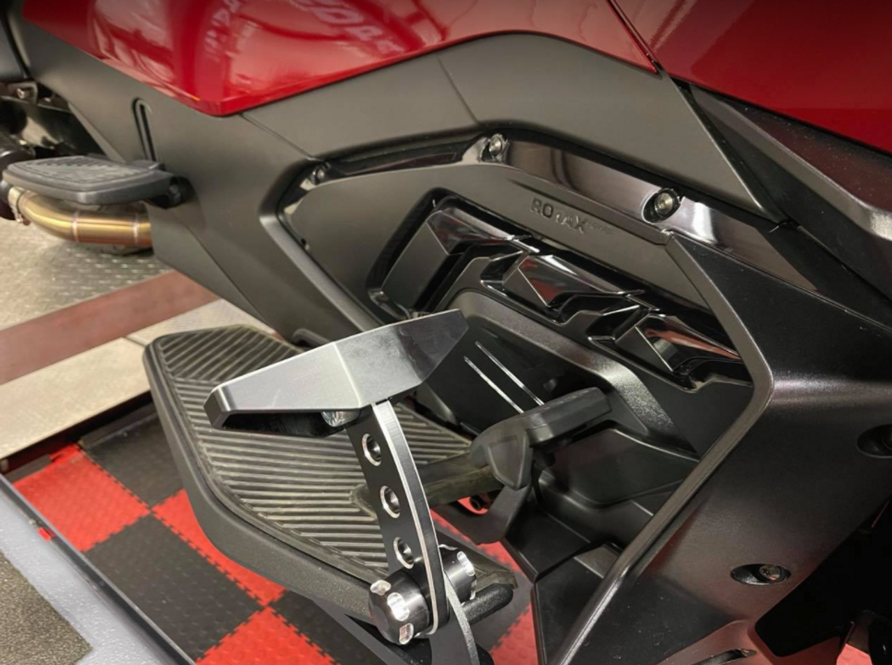 Can Am Spyder RT Black Dymond Highway Bracket Set (Limited Edition Set)(Centerline Pegs)(2020 - Present) (LG-1102-1076DLX) - Lamonster Garage®