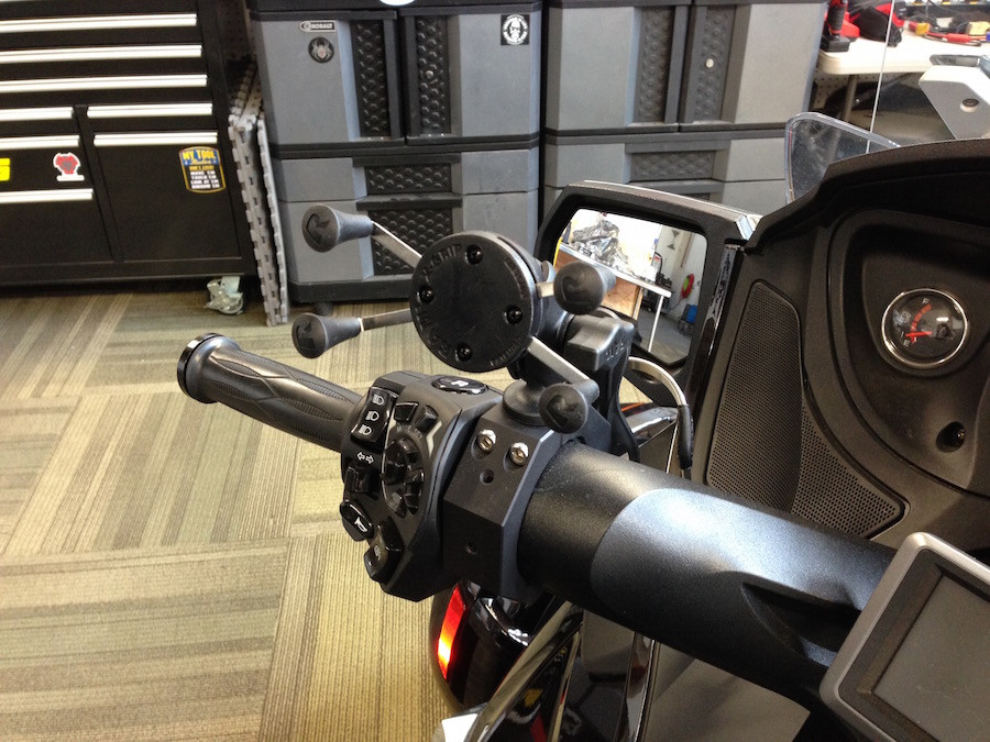 Lamonster Spyder Cuff RAM mount with bottle holder for Spyder RT handlebars | LG-1014-UN7B | Lamonster Garage
Fits all RT Models 2010-2019 RT / RT-S / RT-LTD