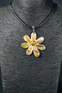 WEBJN75 TIARE FLOWER GOLD WITH PEARL PENDANT