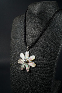 WEBJN80 TIARE FLOWER SHELL WITH PEARL PENDANT