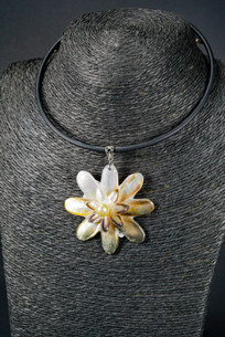 WEBJN96 DOUBLE FLOWER SHELL EITH PEARL PENDANT