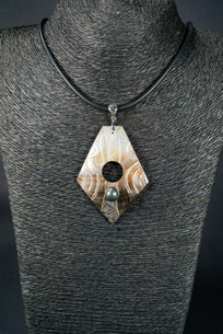 WEBJN100 MOP SHELL POINT WITH PEARL PENDANT