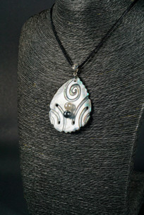 WEBJN102 MOP SHELL WITH WHITE/BLACK PEARL PENDANT