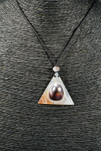 WEBJN120 TRIANGLE SHELL WITH MAPE PEARL PENDANT