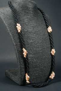 WEBJP139 CORAL & BLK BEADS NECK 30"