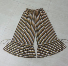 Hand Block Printed Pure Cotton Bloomers Synchi Pants.
Waist has elastic and draw string.
Waist stretches to 50" Length is 34" Hand Block Printed Pure Cotton Bloomers Synchi Pants.
Waist has elastic and draw string.
Waist stretches to 50" Length is 34"