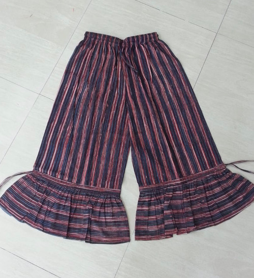 Hand Block Printed Pure Cotton Bloomers Synchi Pants.

Waist has elastic and draw string.

Waist stretches to 50" Length is 34"