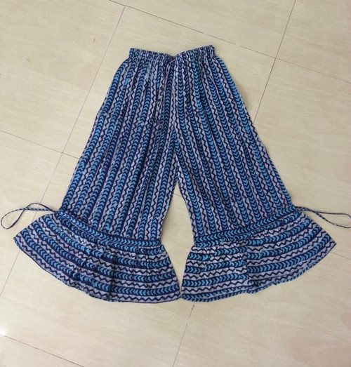 Hand Block Printed Pure Cotton Bloomers Synchi Pants.

Waist has elastic and draw string.

Waist stretches to 50" Length is 34"