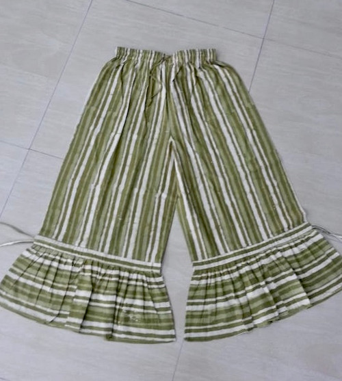 Hand Block Printed Pure Cotton Bloomers Synchi Pants.
Waist has elastic and draw string.
Waist stretches to 50" Length is 34" Hand Block Printed Pure Cotton Bloomers Synchi Pants.
Waist has elastic and draw string.
Waist stretches to 50" Length is 34"