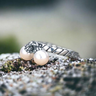 Timeless Pearl Twist Ring