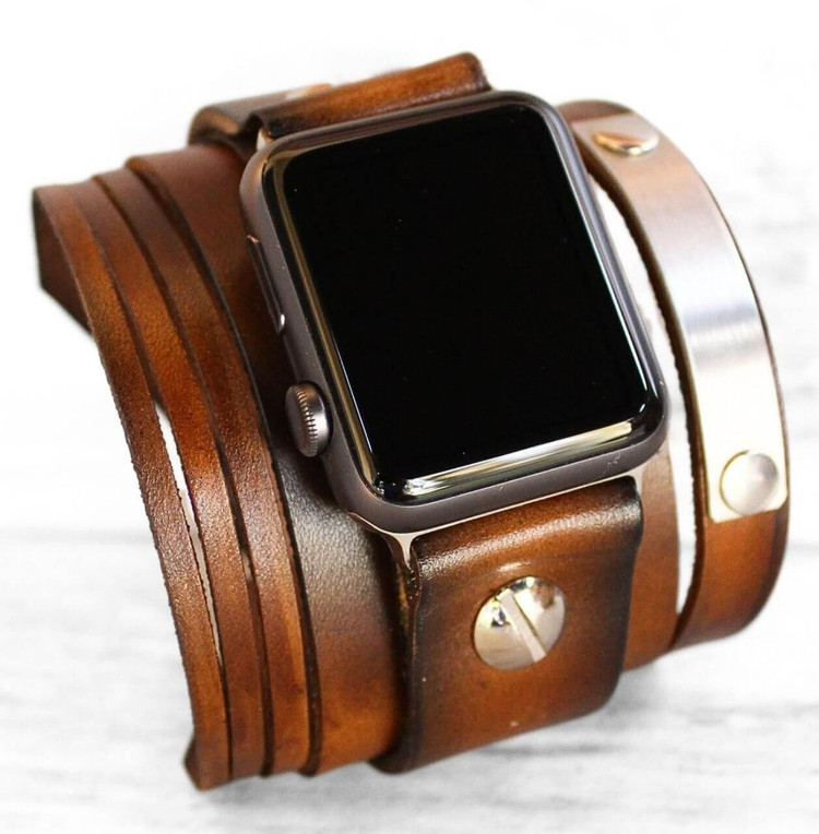 Custom Apple Watch band in brown leather — wide cuff front view with engraved tag Custom Apple Watch band in brown leather — wide cuff front view with engraved tag