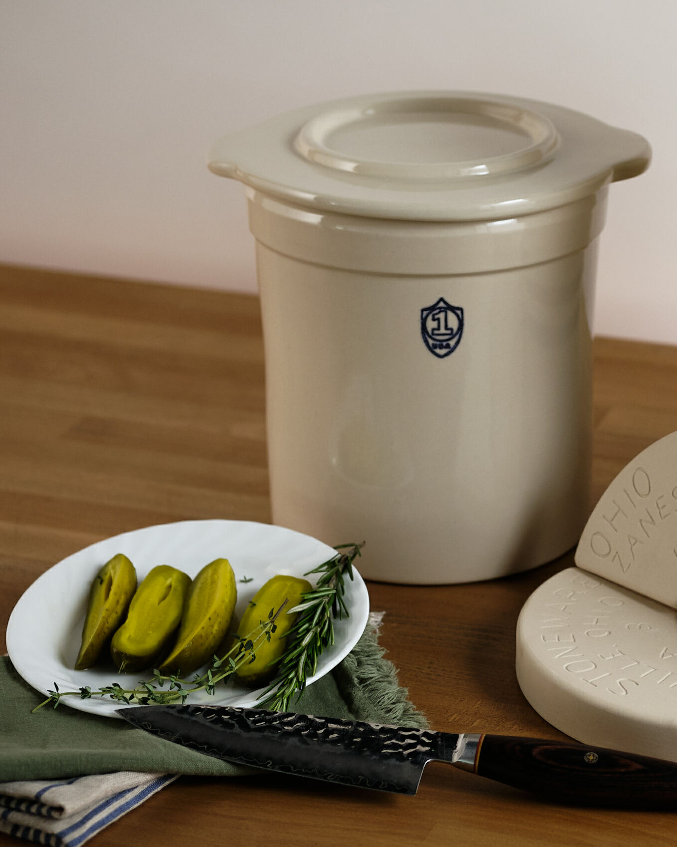 Seeutek Fermentation Crock Jar 2 Liter / 0.5 Gallon - Stoneware Pot for  Fermenting, Pickling Kimchi, Pickles, Vegetables, Kombucha - Glazed  Fermenter