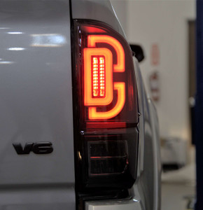 Winjet LED SEQUENTIAL TAIL LIGHTS-BLACK / SMOKE | HKMR CTRNG0685-BS-SQ