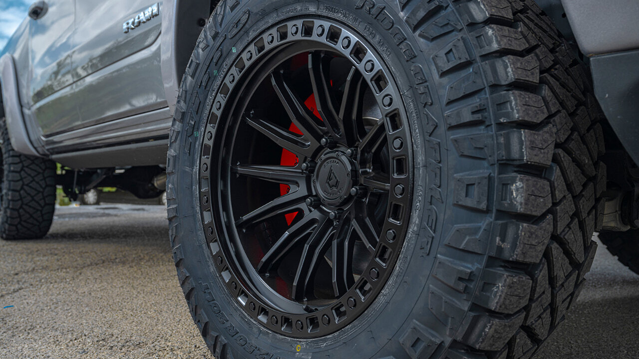 Arena Trek A106 closeup in Gloss Black