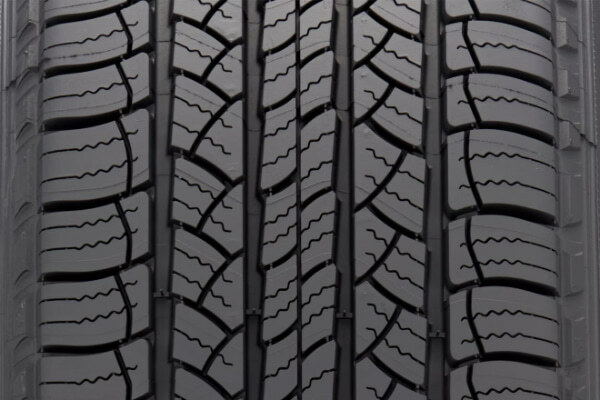 Michelin Latitude Tour HP tread closeup