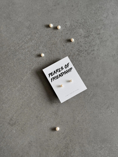 Freshwater pearl earrings on a 'Pearls Of Friendship' message card. Freshwater pearl earrings on a 'Pearls Of Friendship' message card.