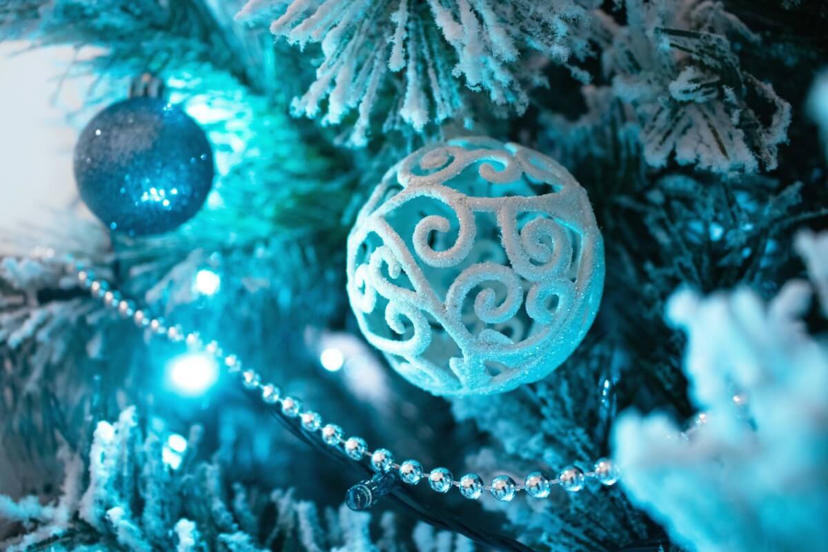 Coastal Christmas Tree Ideas: Best Ornaments, Colors, & Decorating Tips
