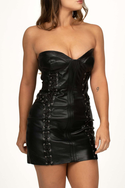 Gros plan sur l'encolure cœur et la partie buste de la robe bustier en cuir sexy