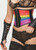 Femme portant un corset sous-poitrine en cuir à rayures arc-en-ciel avec bordure noire, associé à de la lingerie en dentelle noire