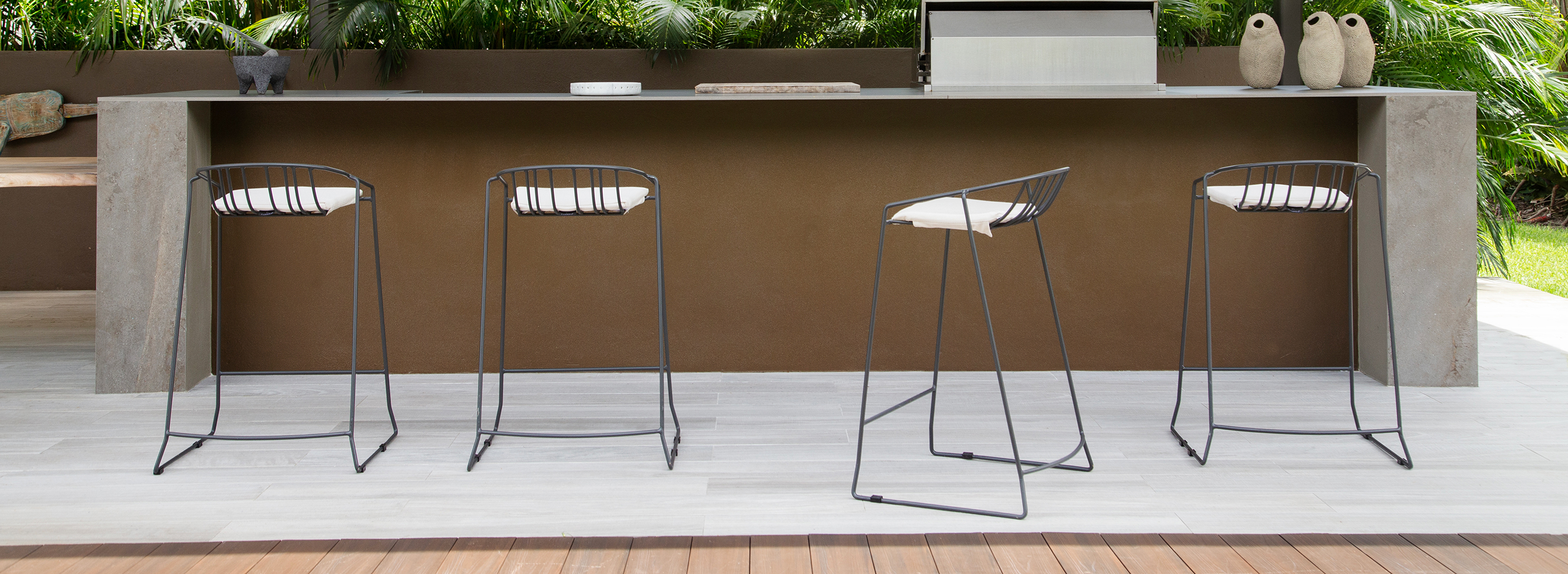 Kannoa Bar Tables and Barstools for the Outdoors