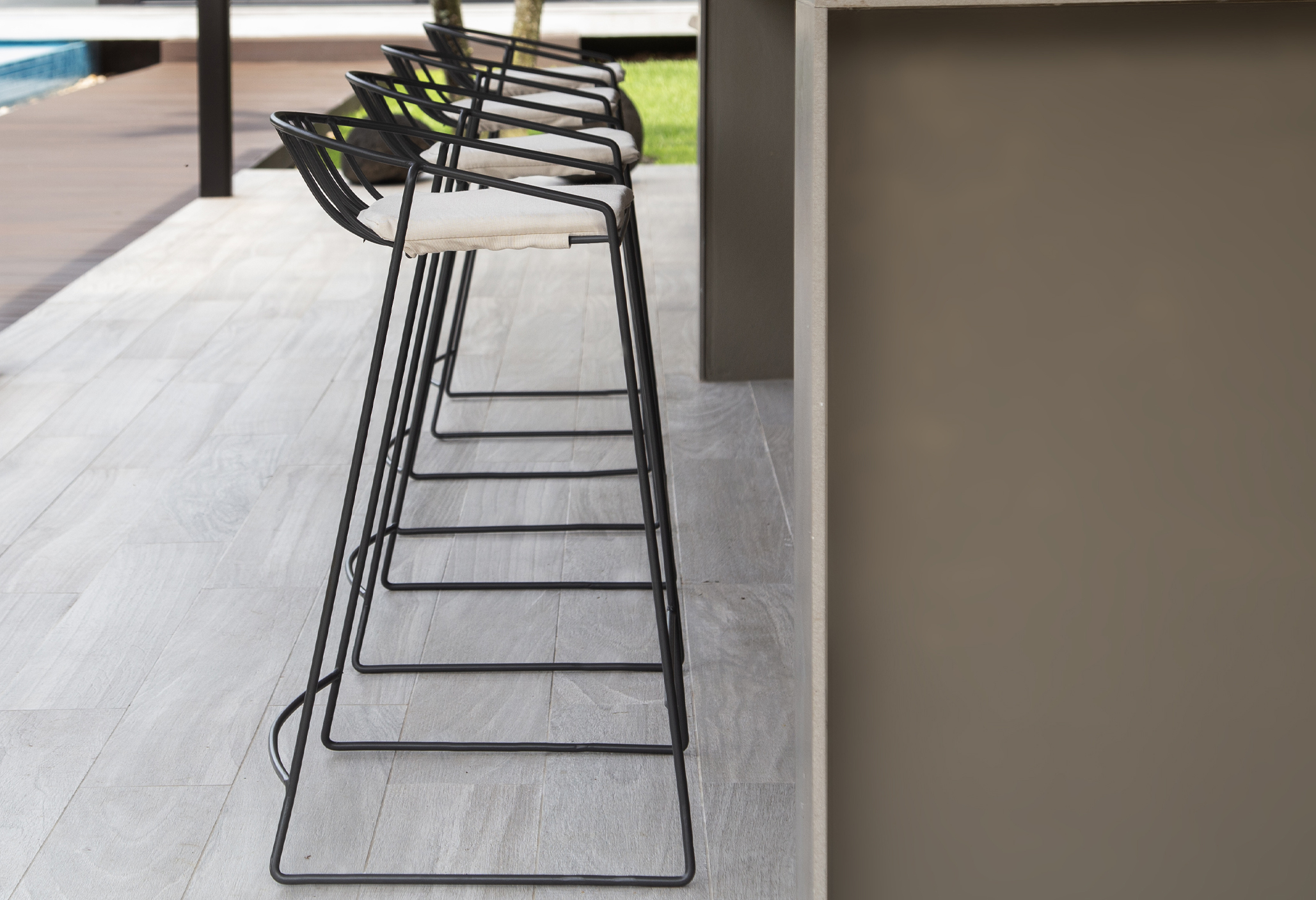 Kannoa Bar Tables and Barstools for the Outdoors