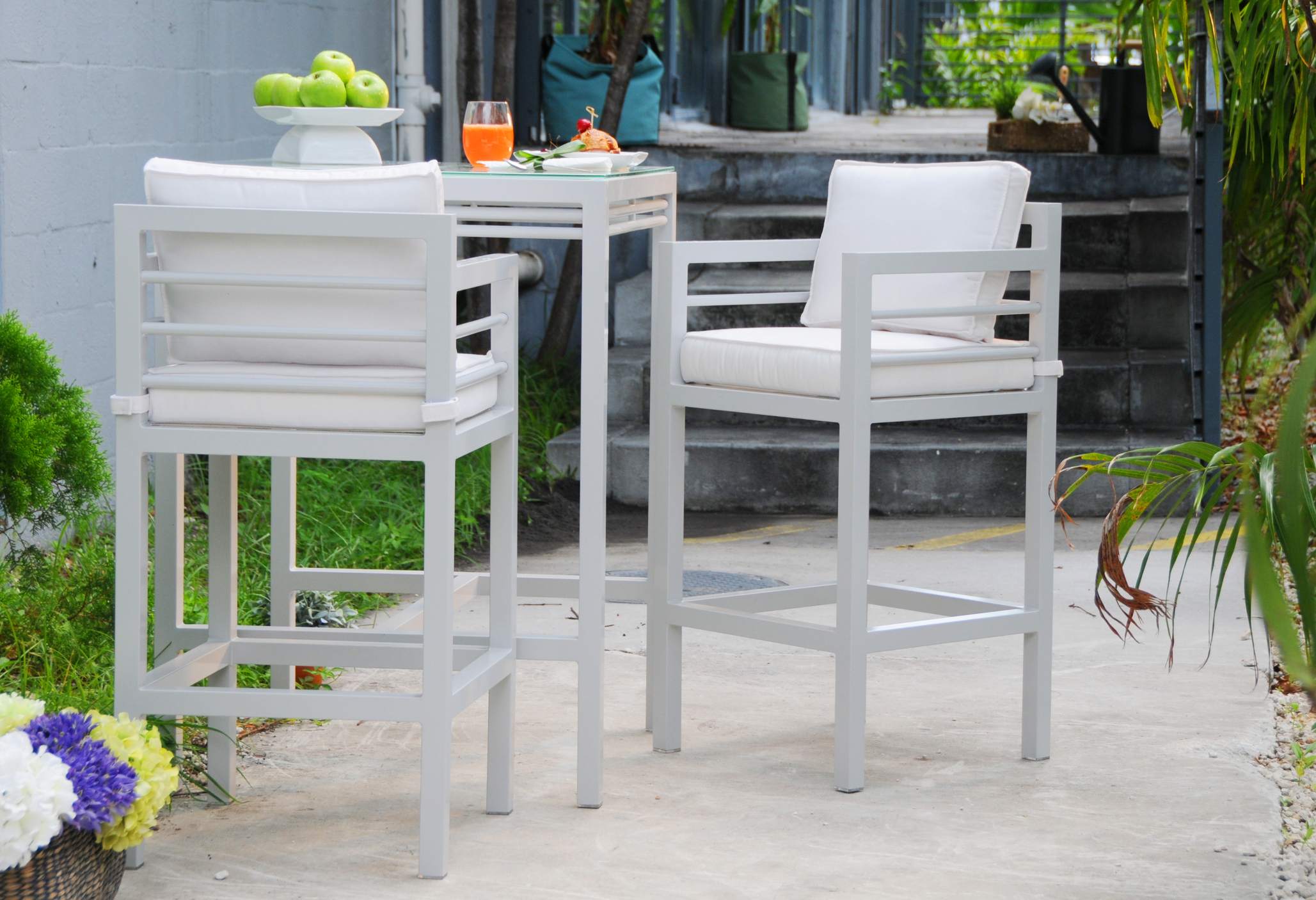 Kannoa Bar Tables and Barstools for the Outdoors
