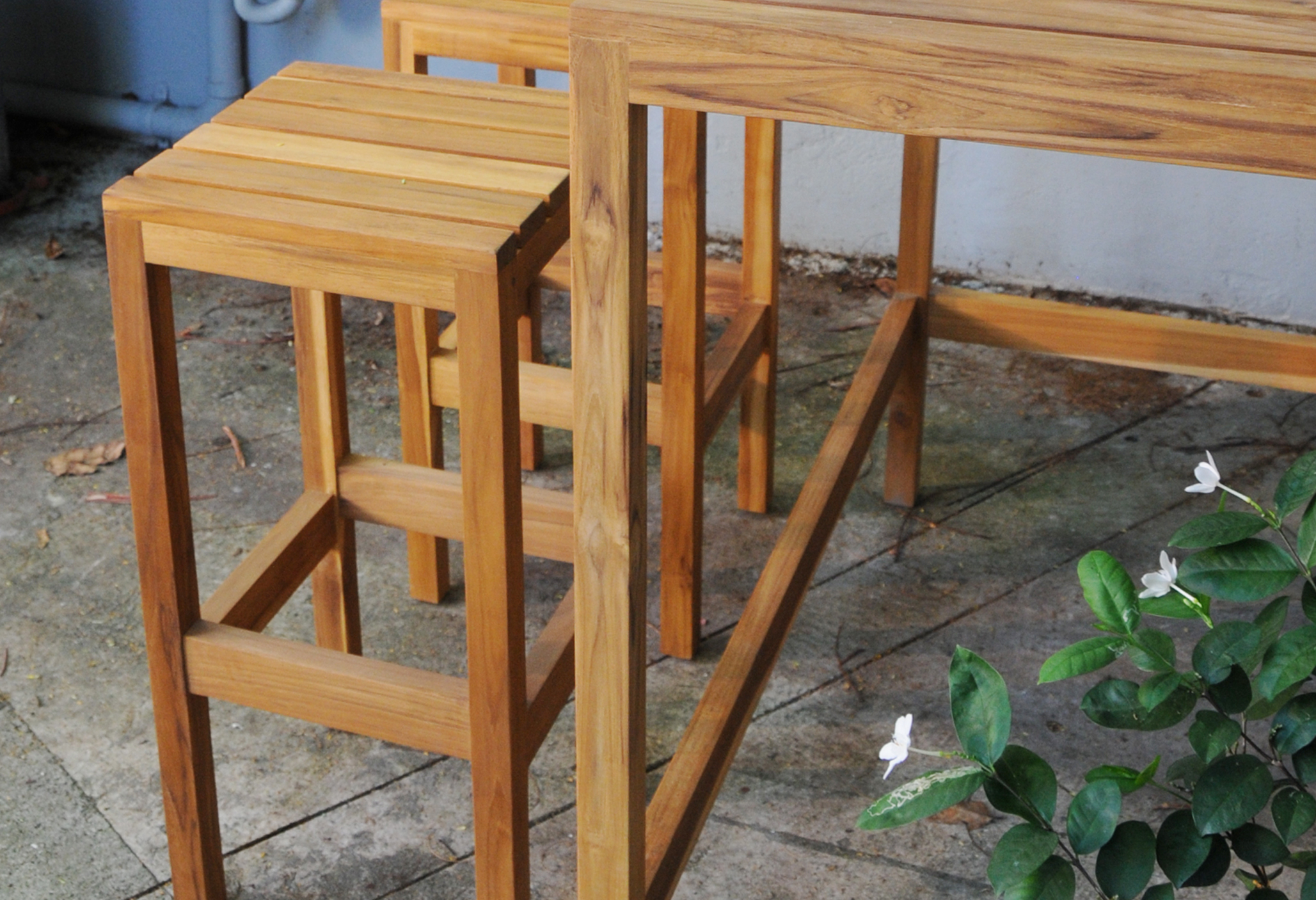 Kannoa Bar Tables and Barstools for the Outdoors