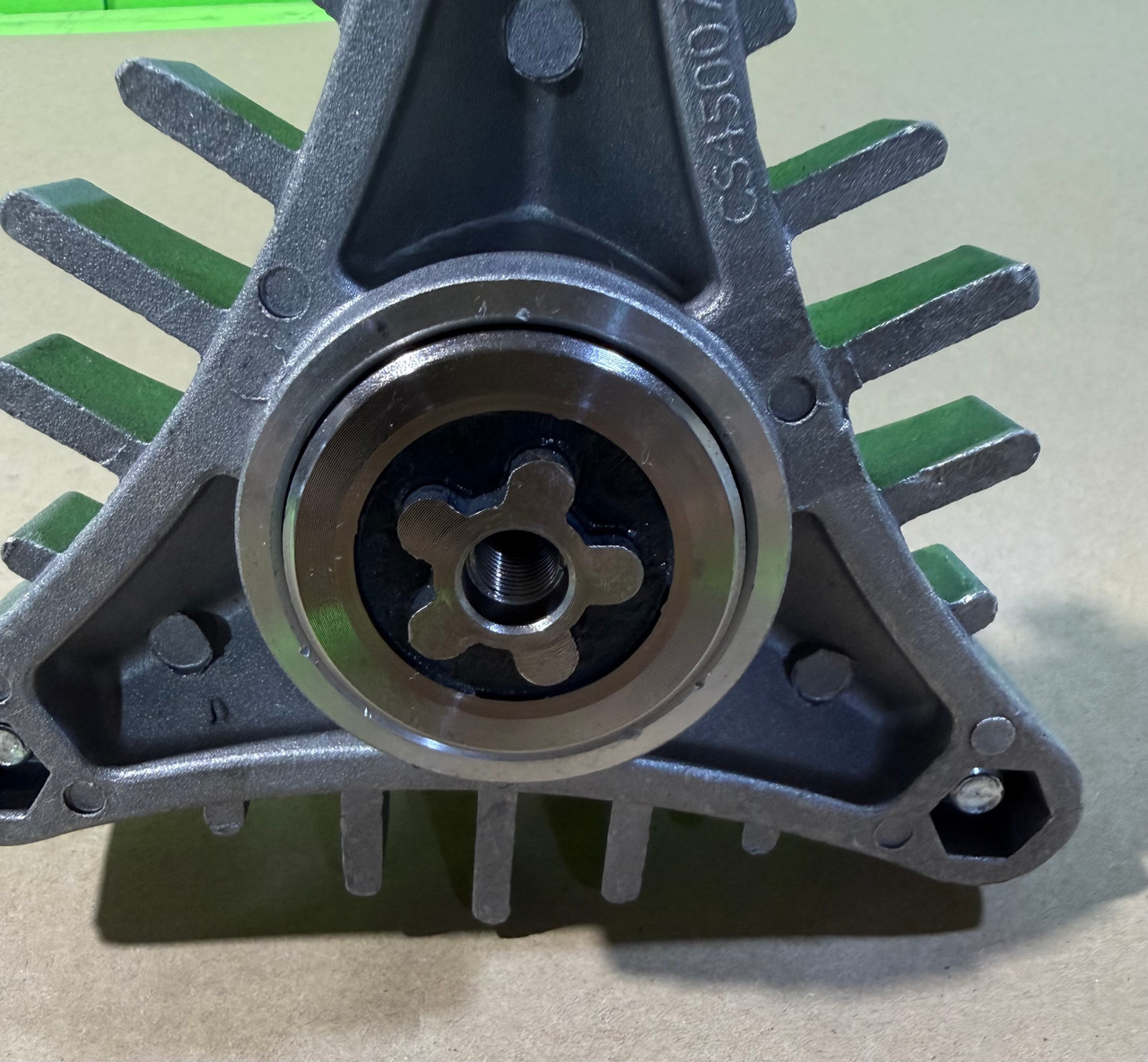 NEW AYP LR111 3-Post Spindle Assy Replaces 130794 532130794 137641 137645 165579 NEW AYP LR111 3-Post Spindle Assy Replaces 130794 532130794 137641 137645 165579