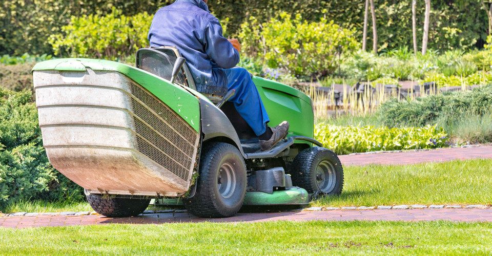 How a New Lawn Mower Deck Kit Can Improve Grass-Cutting Efficiency How a New Lawn Mower Deck Kit Can Improve Grass-Cutting Efficiency