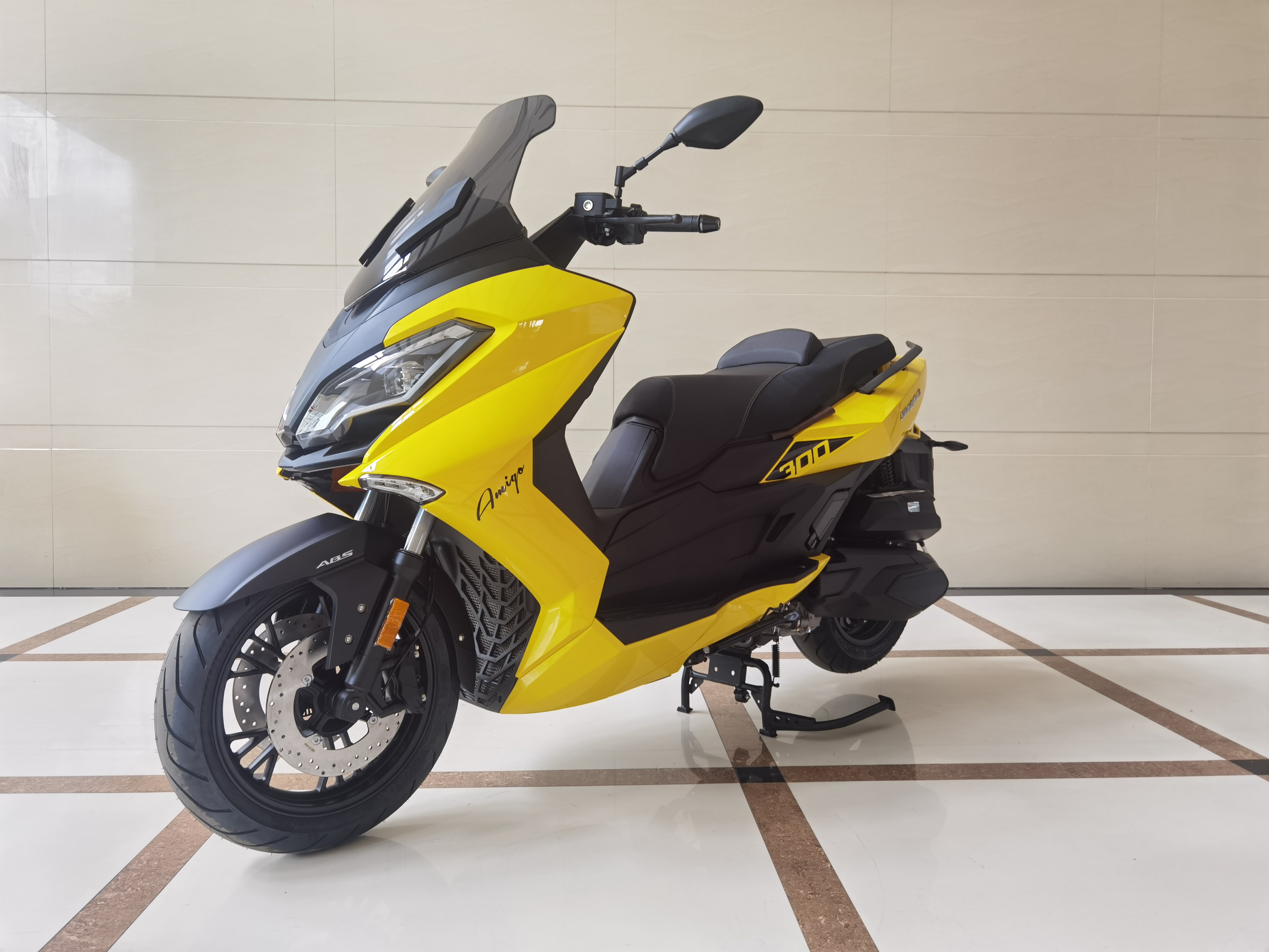 Amigo Storm S-300 Scooter Moped Fuel Injected with USB