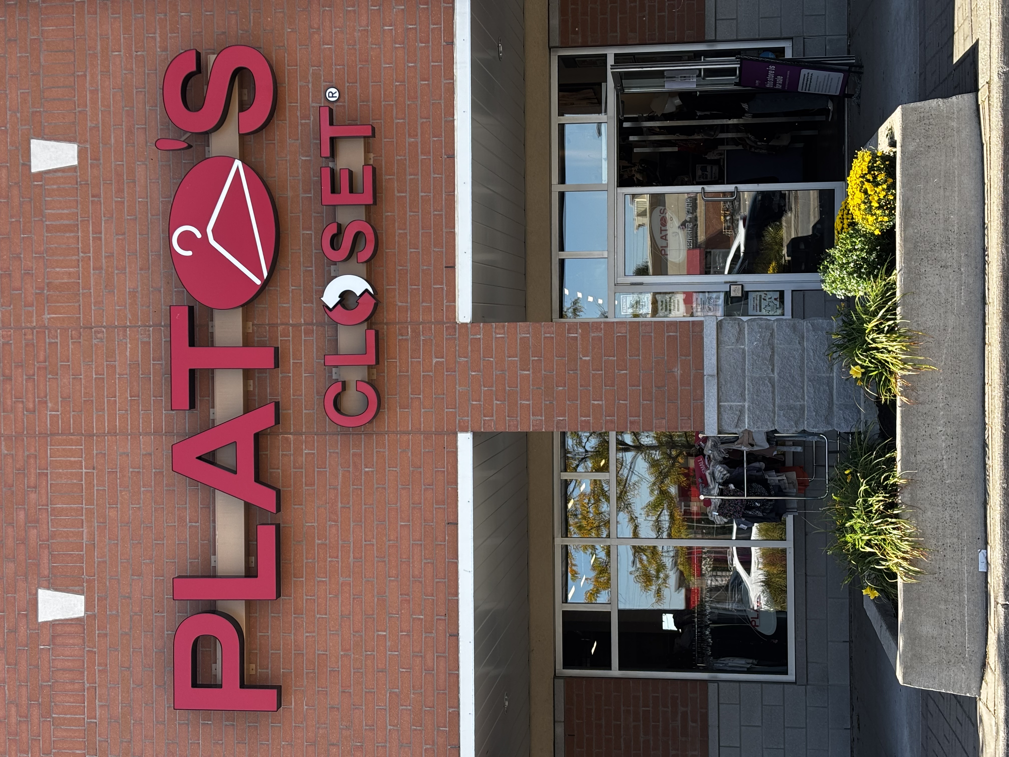 Picture of the front of Plato's Closet Markham