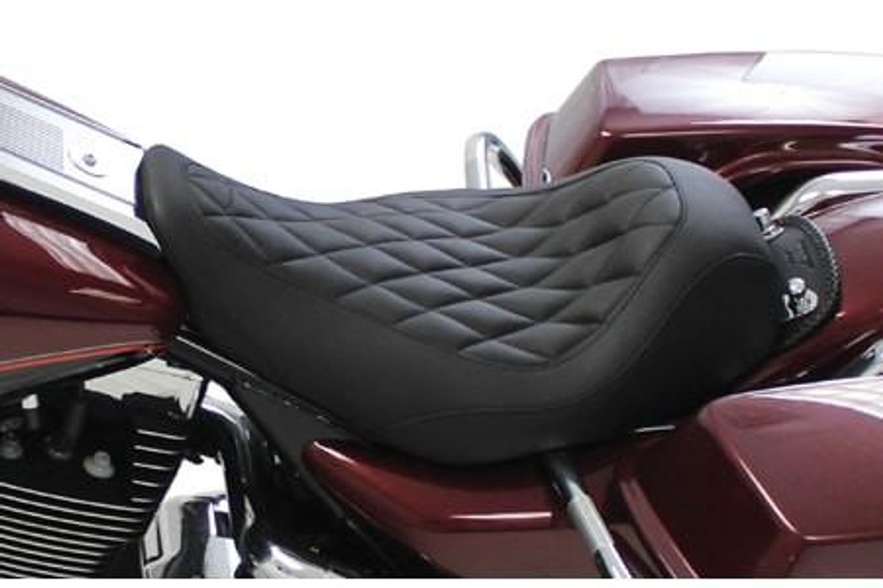 Mustang Wide Tripper Solo シート　ハーレー　ダイナ Mustang Wide Tripper Black Diamond Stitch Solo Seat for 2006