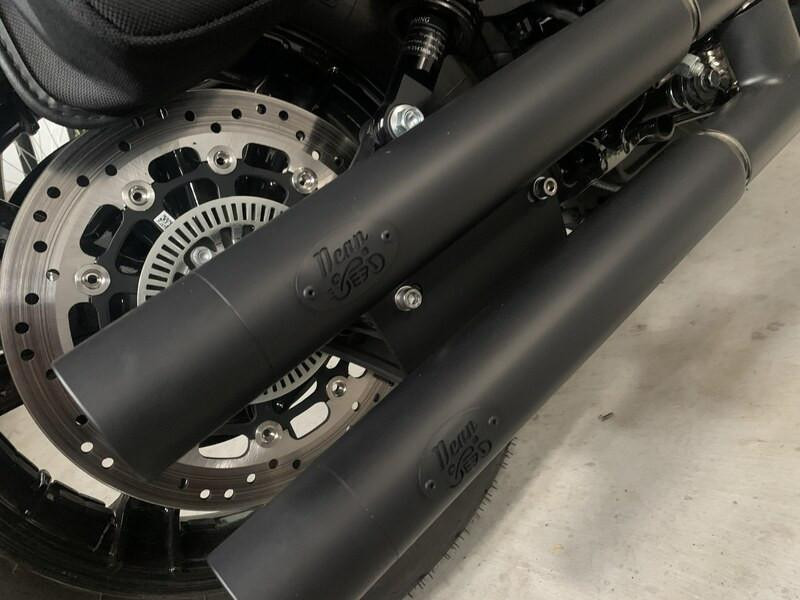 Indian Chief 用スリップオンマフラー Dean Speedバッフル付 22+ Indian Chief Rampage Muffler Set - Black – DeanSpeed